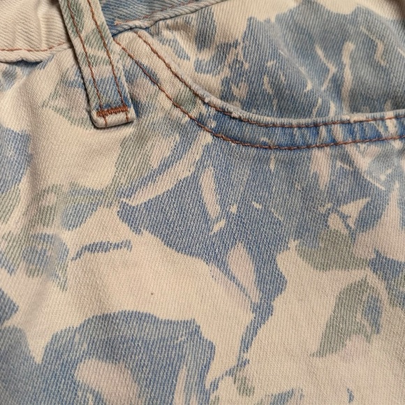 current Elliott Girlfriend shorts in blue rose floral print - Picture 5 of 10